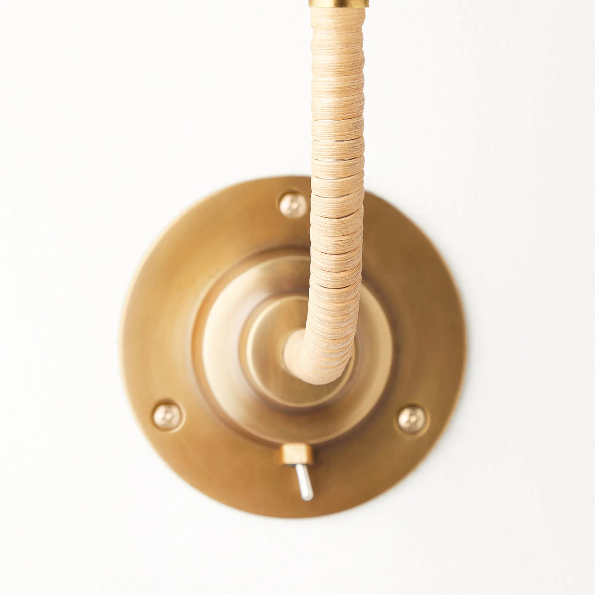 Colombari wall fitting in brass and cane - Image 3
