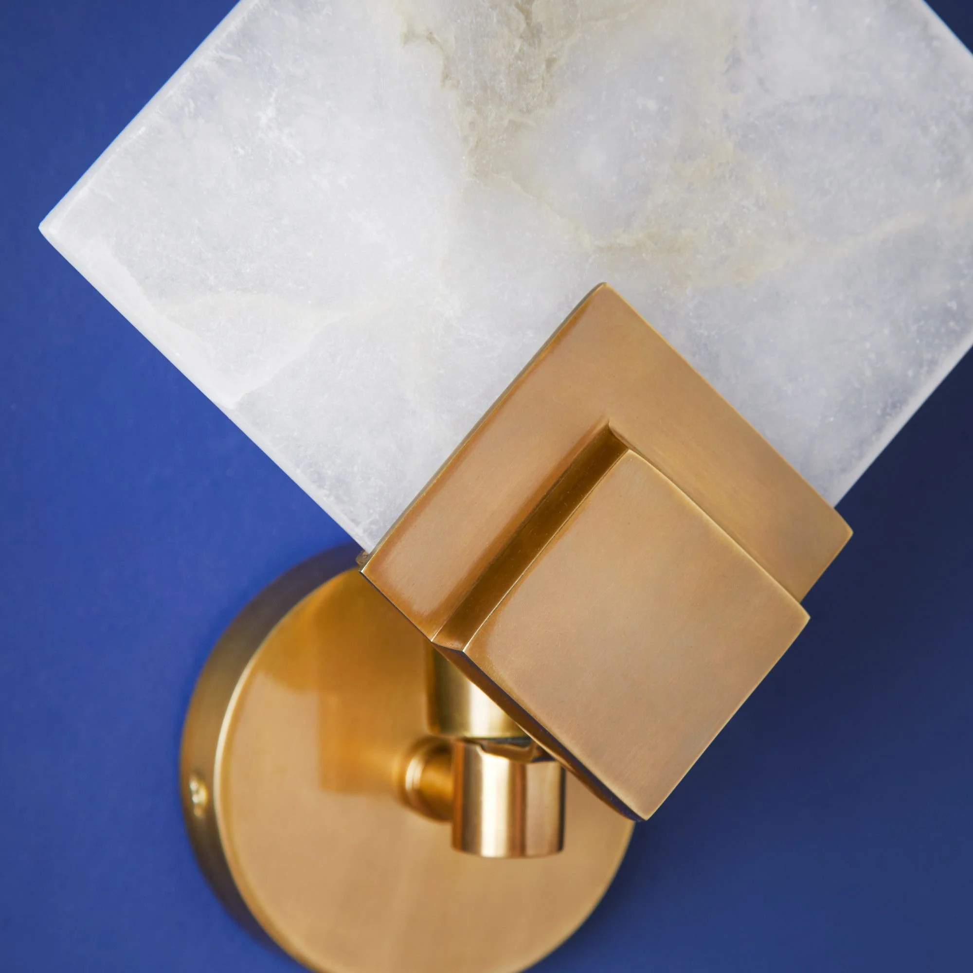 Gatsby wall sconce in brass with alabaster square - Image 3