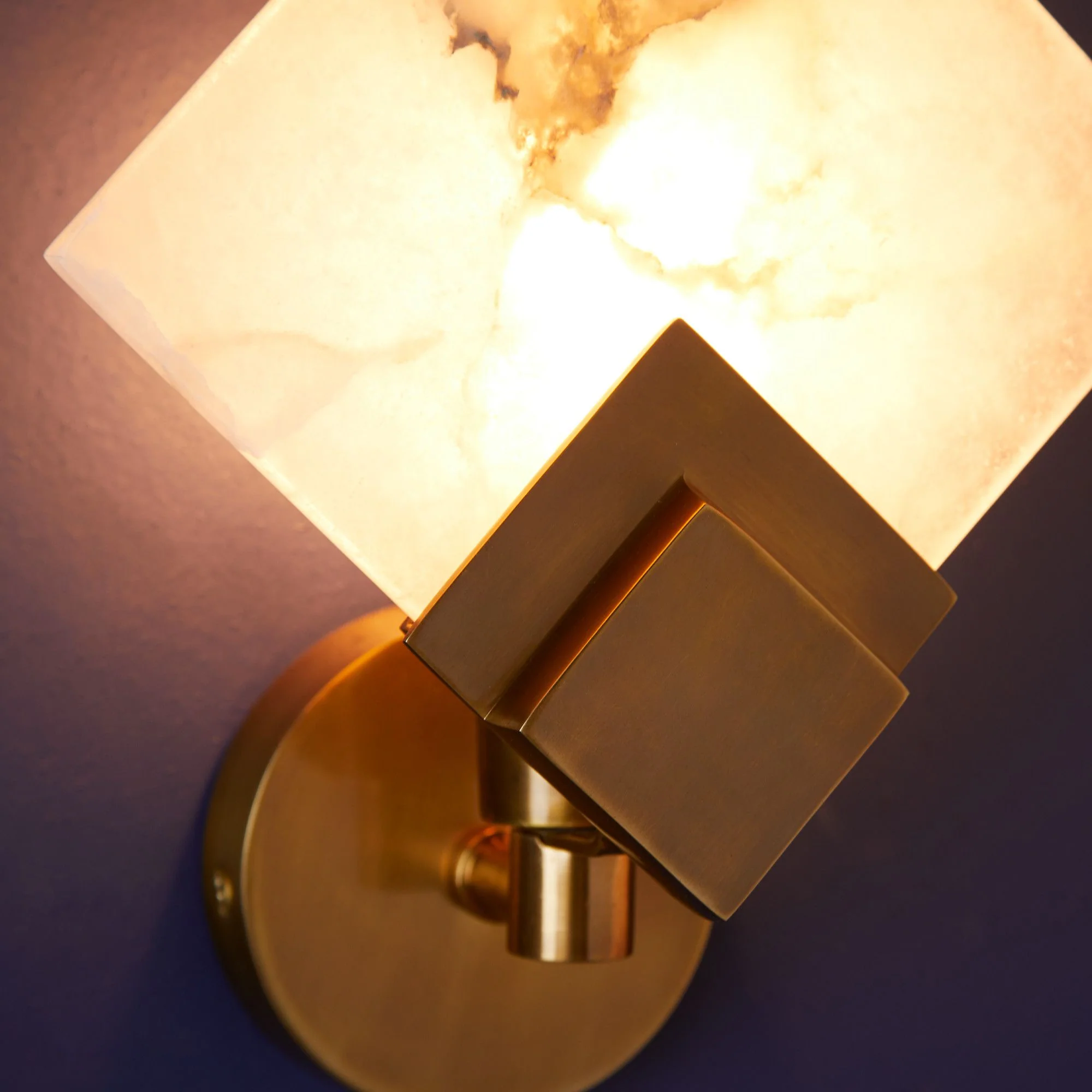Gatsby wall sconce in brass with alabaster square - Image 4