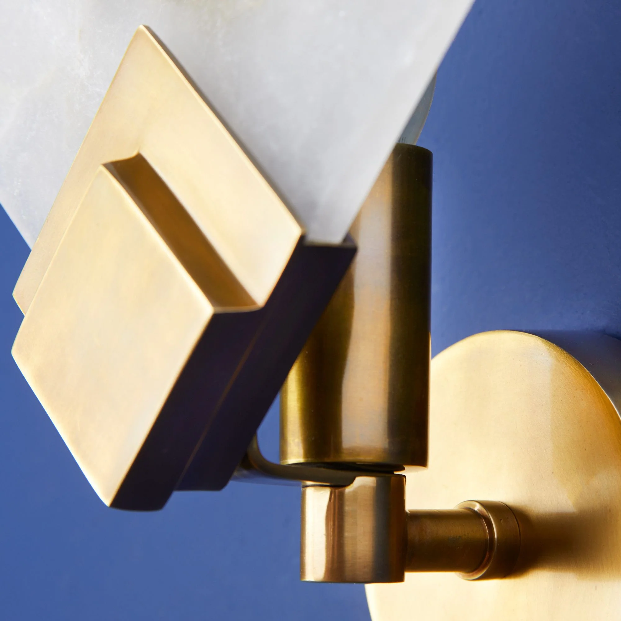 Gatsby wall sconce in brass with alabaster square - Image 7