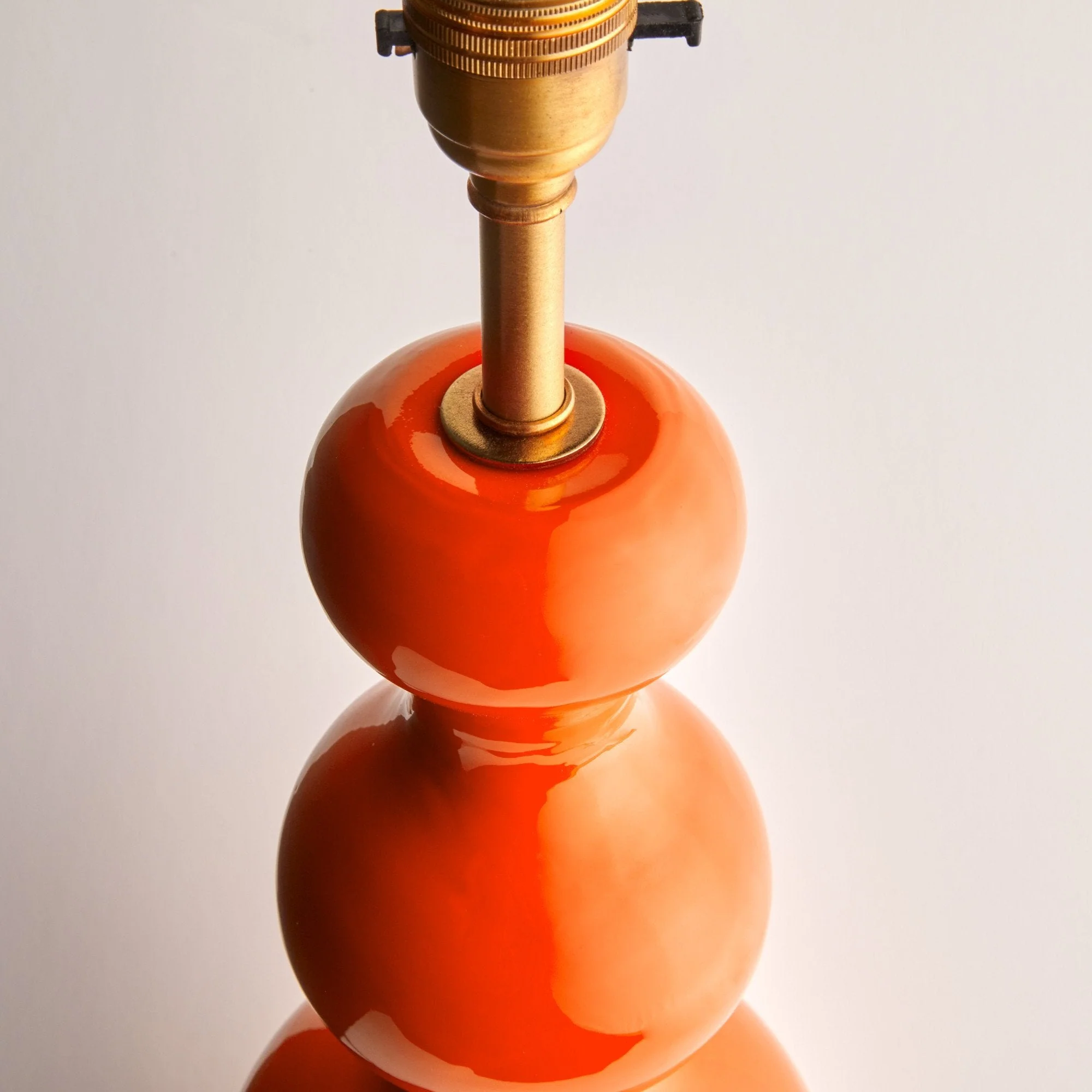 Larger Wobster table lamp in orange lacquered wood - Image 6