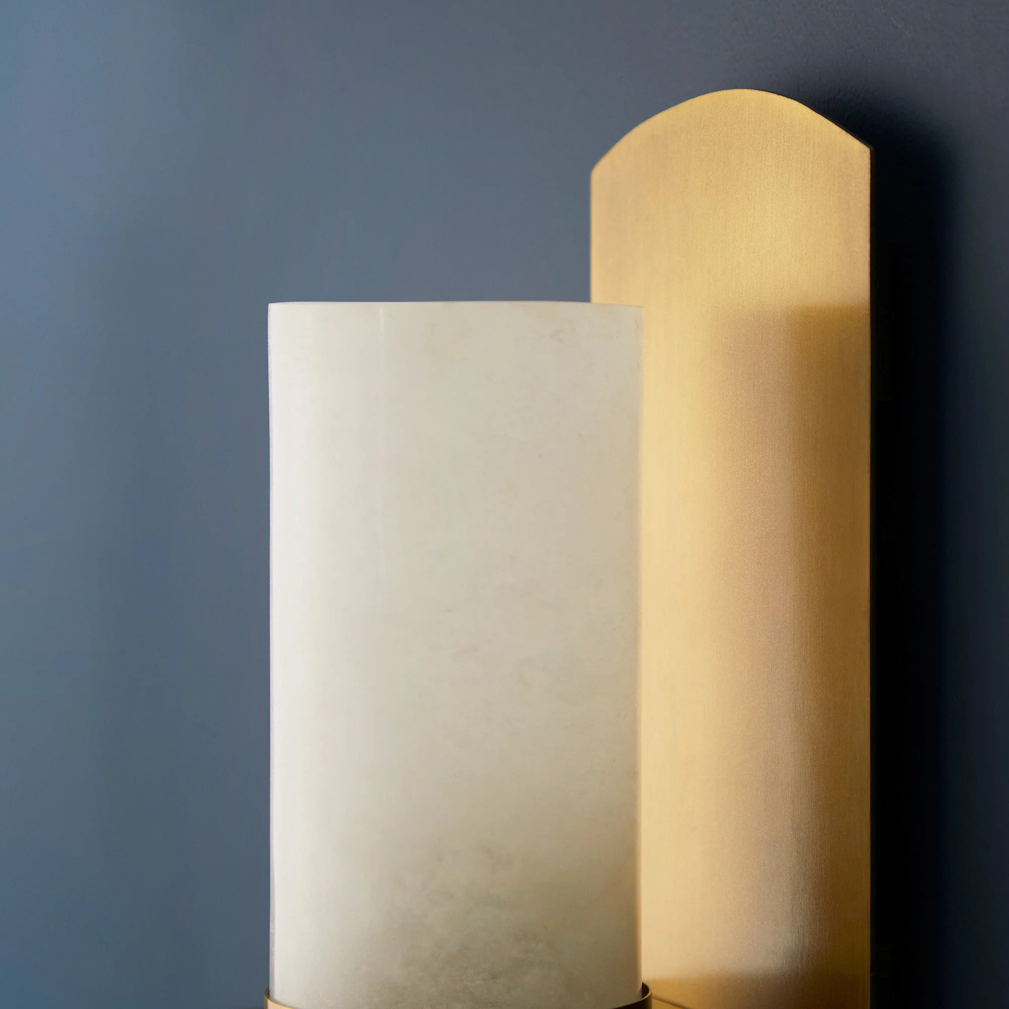Roly wall light in antique brass with an alabaster tube - Image 5
