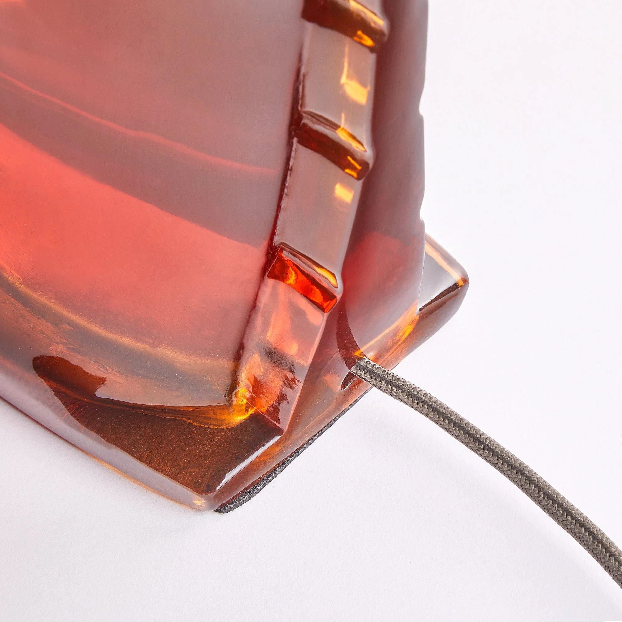 Whinny table lamp in amber resin - Image 5