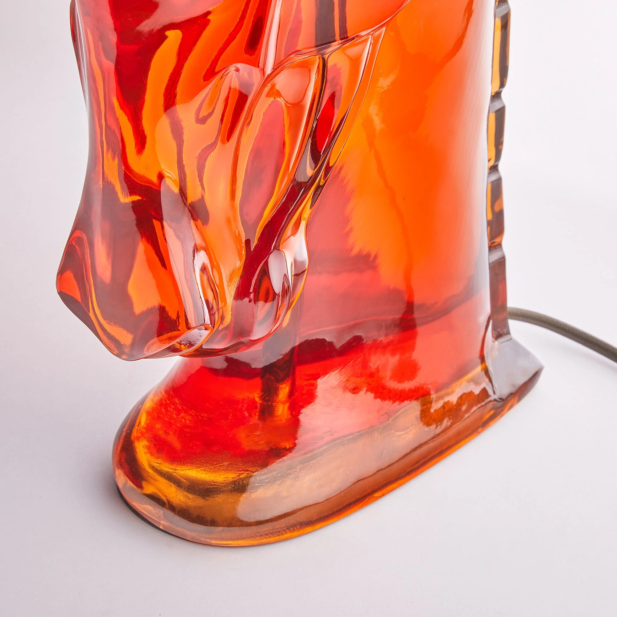Whinny table lamp in amber resin - Image 8