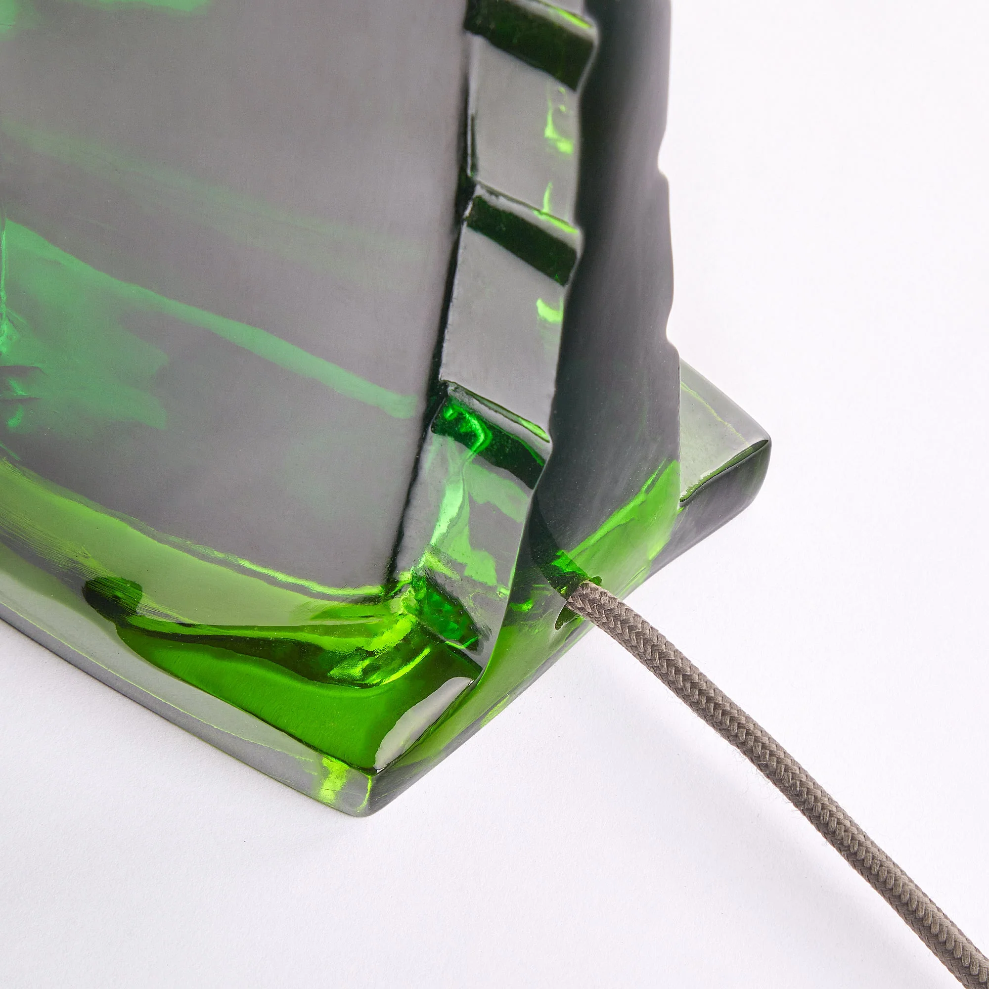 Whinny table lamp in green resin - Image 9